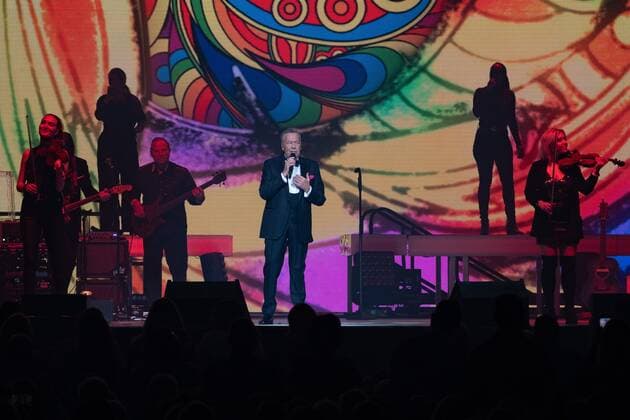 Roland Kaiser auf seiner Tour zu seinem Alles oder Dich Album. Roland Kaiser bei seinem Konzert im Rahmen seiner Alles oder Dich -Tour in Mannheim. Mannheim SAP Arena Baden-Württemberg