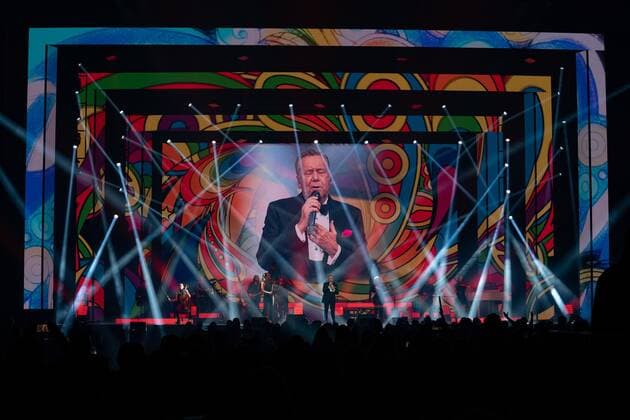 Roland Kaiser auf seiner Tour zu seinem Alles oder Dich Album. Roland Kaiser bei seinem Konzert im Rahmen seiner Alles oder Dich -Tour in Mannheim. Mannheim SAP Arena Baden-Württemberg