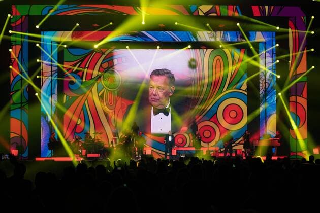 Roland Kaiser auf seiner Tour zu seinem Alles oder Dich Album. Roland Kaiser bei seinem Konzert im Rahmen seiner Alles oder Dich -Tour in Mannheim. Mannheim SAP Arena Baden-Württemberg