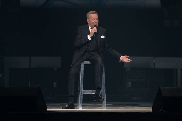 Roland Kaiser auf seiner Tour zu seinem Alles oder Dich Album. Roland Kaiser bei seinem Konzert im Rahmen seiner Alles oder Dich -Tour in Mannheim. Mannheim SAP Arena Baden-Württemberg