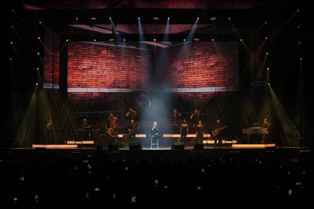 Roland Kaiser auf seiner Tour zu seinem Alles oder Dich Album. Roland Kaiser bei seinem Konzert im Rahmen seiner Alles oder Dich -Tour in Mannheim. Mannheim SAP Arena Baden-Württemberg