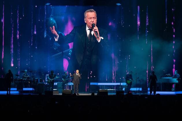Roland Kaiser auf seiner Tour zu seinem Alles oder Dich Album. Roland Kaiser bei seinem Konzert im Rahmen seiner Alles oder Dich -Tour in Mannheim. Mannheim SAP Arena Baden-Württemberg