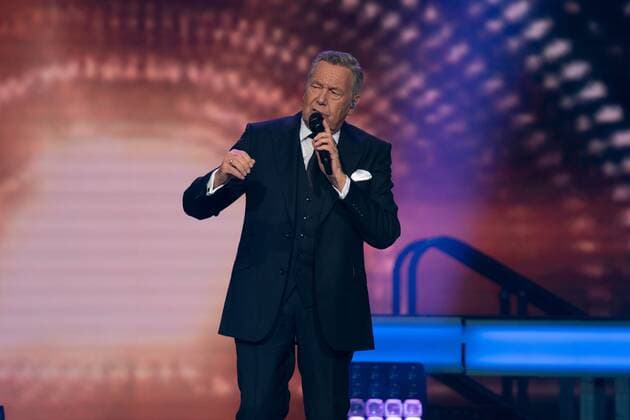 Roland Kaiser auf seiner Tour zu seinem Alles oder Dich Album. Roland Kaiser bei seinem Konzert im Rahmen seiner Alles oder Dich -Tour in Mannheim. Mannheim SAP Arena Baden-Württemberg
