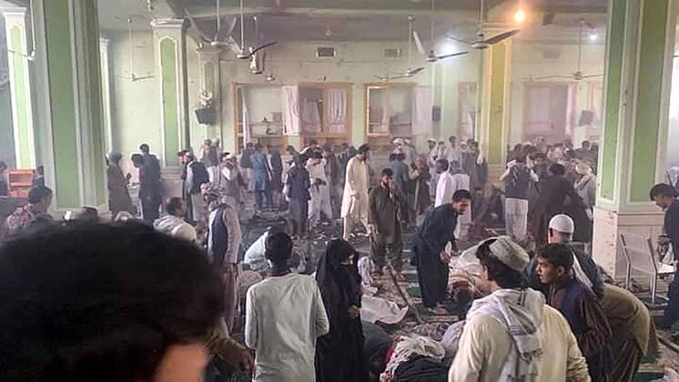 Bilder des Jahres 2021, News 10 Oktober News Themen der Woche KW41 News Bilder des Tages Afghan men inspect the damage and victims inside a Shiite mosque after a suicide bomb blasts during Friday congregational prayers at Shi ite Muslims Mosque in Kandahar, Afghanistan, on Friday, October 15, 2021. At least 40 people were killed and dozens others injured in the blast during the Friday noon prayer that is usually attended by about 500, witnesses said.  AFG2021101504 Razmal