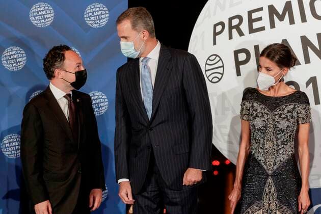 Spain s King Felipe VI (C) and Queen Letizia (R), accompanied by Andorra s head of Government, Xavier Espot (L), chair the 70th Planeta Literary Award ceremony in Barcelona, Spain, 15 October 2021. President of Grupo Planeta, Jose Creuheras, announced on 14 October that on occasion of the 70th edition of the award, the prize for the winner almost doubles and stands at one million euro, becoming the best rewarded literary award in the world. 70th Planeta Literary Award !ACHTUNG: NUR REDAKTIONELLE NUTZUNG!  Copyright: xQuiquexGarcíax GRAF3443 20211015-00de957b332d4d4944c596467c1fa32cefe017b8