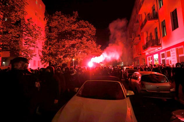 Bei einer Demo gegen die Räumung des linksautonomen Bauwagen-Camps Köpi in Berlin-Kreuzberg ist es zu Ausschreitungen gekommen. Dabei wurden Polizisten mit Flaschen, Steinen und Feuerwerkskörpern beworfen. Unbekannte haben in der Reichenbergerstraße Scheiben mehrerer Autos zerschlagen, Verkehrsschilder in parkende Autos gerammt und Dixieklos umgeschubst. Laut Polizei waren 7.000 bis 8.000 Teilnehmer vor Ort. Berlin, 15.10.2021 *** During a demonstration against the eviction of the left-wing autonomous construction trailer camp Köpi in Berlin Kreuzberg, riots broke out Police officers were pelted with bottles, stones and fireworks Unknown persons smashed windows of several cars in Reichenbergerstraße, rammed traffic signs into parked Foto:xJ.xMWx xFuturexImage