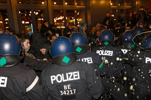 Bei einer Demo gegen die Räumung des linksautonomen Bauwagen-Camps Köpi in Berlin-Kreuzberg ist es zu Ausschreitungen gekommen. Dabei wurden Polizisten mit Flaschen, Steinen und Feuerwerkskörpern beworfen. Unbekannte haben in der Reichenbergerstraße Scheiben mehrerer Autos zerschlagen, Verkehrsschilder in parkende Autos gerammt und Dixieklos umgeschubst. Laut Polizei waren 7.000 bis 8.000 Teilnehmer vor Ort. Berlin, 15.10.2021 *** During a demonstration against the eviction of the left-wing autonomous construction trailer camp Köpi in Berlin Kreuzberg, riots broke out Police officers were pelted with bottles, stones and fireworks Unknown persons smashed windows of several cars in Reichenbergerstraße, rammed traffic signs into parked Foto:xJ.xMWx xFuturexImage