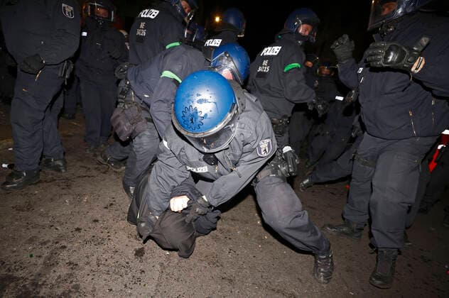 Bilder des Jahres 2021, News 10 Oktober News Themen der Woche KW41 News Bilder des Tages Bei einer Demo gegen die Räumung des linksautonomen Bauwagen-Camps Köpi in Berlin-Kreuzberg ist es zu Ausschreitungen gekommen. Dabei wurden Polizisten mit Flaschen, Steinen und Feuerwerkskörpern beworfen. Unbekannte haben in der Reichenbergerstraße Scheiben mehrerer Autos zerschlagen, Verkehrsschilder in parkende Autos gerammt und Dixieklos umgeschubst. Laut Polizei waren 7.000 bis 8.000 Teilnehmer vor Ort. Berlin, 15.10.2021 *** During a demonstration against the eviction of the left-wing autonomous construction trailer camp Köpi in Berlin Kreuzberg, riots broke out Police officers were pelted with bottles, stones and fireworks Unknown persons smashed windows of several cars in Reichenbergerstraße, rammed traffic signs into parked Foto:xJ.xMWx xFuturexImage