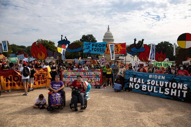 Environmental Activists March To The U.S. Capitol Environmental activists march to the U.S. Capitol on October 15, 2021 on the last day of a week of protest actions to bring attention to climate change Washington, D.C. D.C. United States dozier-environm211015_npv3z  Copyright: xBryanxOlinxDozierx