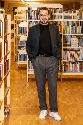 Lukas Rietzschel bei der Lesung aus seinem zweiten Buch Raumfahrer in der Stadtbibliothek. Radeberg,14.10.2021 *** Lukas Rietzschel reading from his second book Raumfahrer in the public library Radeberg,14 10 2021 Foto:xM.xWehnertx xFuturexImage