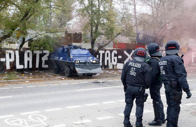 Berlin-Mitte - 15. Oktober 2021 Mit Hilfe von Räumpanzern und anderem schweren Gerät ist die Polizei in das linksautonome Köpi -Wagencamp in Berlin-Mitte eingedrungen. Knapp 40 Personen wurden abgeführt und 21 festgenommen. Der Platz an der Köpenicker Straße galt als eines der letzten Symbolprojekte der linksautonomen Szene in Berlin. Die Räumung hatte der Grundstückseigentümer vor Gericht erstritten. *** Berlin Mitte 15 October 2021 With the help of eviction tanks and other heavy equipment, the police entered the left-wing autonomous Köpi Wagencamp in Berlin Mitte Almost 40 people were taken away and 21 arrested The square on Köpenicker Straße was considered one of the last symbolic projects of the left-wing autonomous scene in Berlin Th