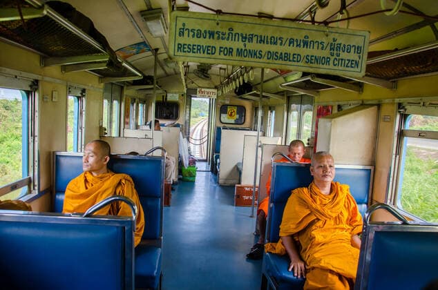 IMAGO Creative: Kollidierende Kulturen CHIANG MAI, THAILAND-OCTOBER 17: Passengers on the train, on the way between Chiang Mai to Nakhon Sawan on October 17, 2014 , Chiang Mai Thailand Copyright: xChatchaixSomwatx 15144698