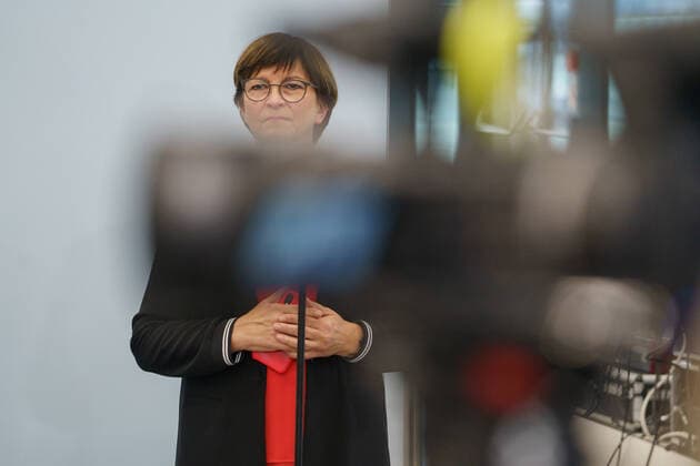 SPD, BÜNDNIS 90 DIE GRÜNEN und FDP verkünden im hub27 auf dem Messegelände Berlin die Aufnahme von Koalitionsverhandlungen zu einer möglichen Regierungsbildung im Rahmen einer Ampel-Koalition nach der Bundestagswahl 2021 - Saskia Esken;SPD, BÜNDNIS 90 DIE GRÜNEN und FDP verkünden im hub27 auf dem Messegelände Berlin die Aufnahme von Koalitionsverhandlungen zu einer möglichen Regierungsbildung im Rahmen einer Ampel-Koalition nach der Bundestagswahl 2021 - Saskia Esken, Berlin Berlin Deutschland Messegelände Berlin *** SPD, BÜNDNIS 90 DIE GRÜNEN and FDP announce the start of coalition negotiations at hub27 on the Berlin Exhibition Grounds for a possible formation of a government within the framework of a traffic light coalition aft