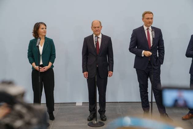 SPD, BÜNDNIS 90 DIE GRÜNEN und FDP verkünden im hub27 auf dem Messegelände Berlin die Aufnahme von Koalitionsverhandlungen zu einer möglichen Regierungsbildung im Rahmen einer Ampel-Koalition nach der Bundestagswahl 2021 Annalena Baerbock, Olaf Scholz, Christian Lindner;SPD, BÜNDNIS 90 DIE GRÜNEN und FDP verkünden im hub27 auf dem Messegelände Berlin die Aufnahme von Koalitionsverhandlungen zu einer möglichen Regierungsbildung im Rahmen einer Ampel-Koalition nach der Bundestagswahl 2021 Annalena Baerbock, Olaf, Berlin Berlin Deutschland Messegelände Berlin *** SPD, BÜNDNIS 90 DIE GRÜNEN and FDP announce the start of coalition negotiations at hub27 on the Berlin Exhibition Grounds on a possible formation of a government