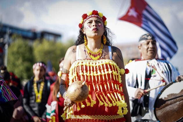 Bilder des Jahres 2021, News 10 Oktober News Themen der Woche KW41 News Bilder des Tages Indigenous People Day People celebrating Indigenious people day walking from Amsterdam Bijlmer Arena to Nelson Mandela Parc in Amsterdam, Netherlands, on October 16, 2021. Amsterdam Netherlands brak-notitle211016_npcmT  Copyright: xOscarxBrakx