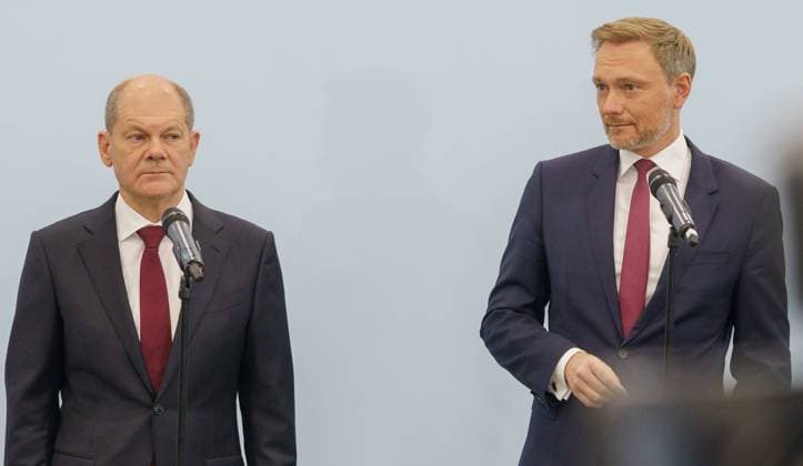 SPD, BÜNDNIS 90 DIE GRÜNEN und FDP verkünden im hub27 auf dem Messegelände Berlin die Aufnahme von Koalitionsverhandlungen zu einer möglichen Regierungsbildung im Rahmen einer Ampel-Koalition nach der Bundestagswahl 2021 Olaf Scholz und Christian Lindner;SPD, BÜNDNIS 90 DIE GRÜNEN und FDP verkünden im hub27 auf dem Messegelände Berlin die Aufnahme von Koalitionsverhandlungen zu einer möglichen Regierungsbildung im Rahmen einer Ampel-Koalition nach der Bundestagswahl 2021 Olaf Scholz und Christian, Berlin Berlin Deutschland Messegelände Berlin *** SPD, BÜNDNIS 90 DIE GRÜNEN and FDP announce the start of coalition negotiations at hub27 on the Berlin Exhibition Grounds on a possible formation of a government within the frame