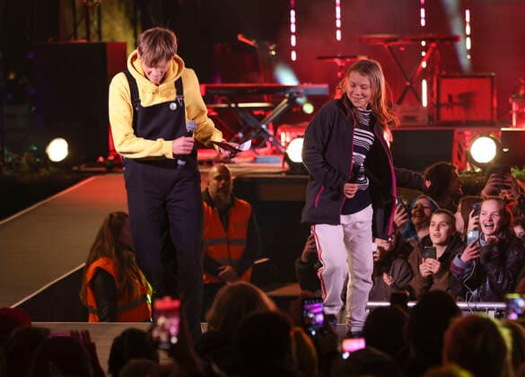 STOCKHOLM 20211016 Andreas Magnusson and Greta Thunberg sing and dance in Kungsträdgarden in Stockholm during the concert Climate Live STOCKHOLM Sweden x1081x,  Copyright: xFredrikxPerssonx xTTx CLIMATE LIVE