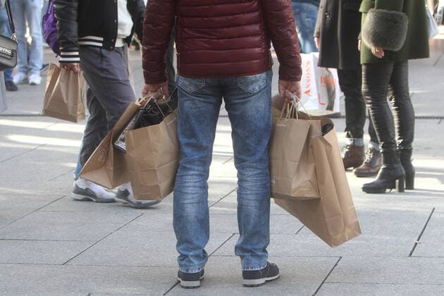 Ein Mann trägt viele Papiertüten in der Fußgängerzone und Einkaufsstraße Zeil in der Innenstadt von Frankfurt, Hessen, Deutschland *** A man carries many paper bags in the pedestrian zone and shopping street Zeil in downtown Frankfurt, Hesse, Germany
