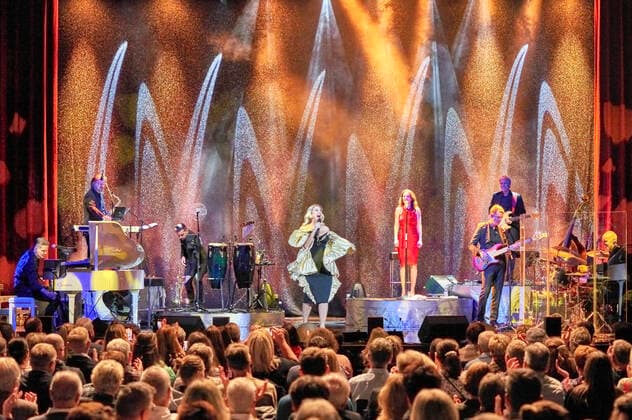 Barbara Schöneberger live bei einem Konzert ihrer Alles Gute und so weiter -Tour im Hannover Congress Centrum. Hannover, 16.,10.2021