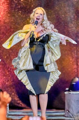 Barbara Schöneberger live bei einem Konzert ihrer Alles Gute und so weiter -Tour im Hannover Congress Centrum. Hannover, 16.,10.2021