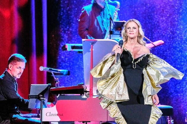 Barbara Schöneberger live bei einem Konzert ihrer Alles Gute und so weiter -Tour im Hannover Congress Centrum. Hannover, 16.,10.2021