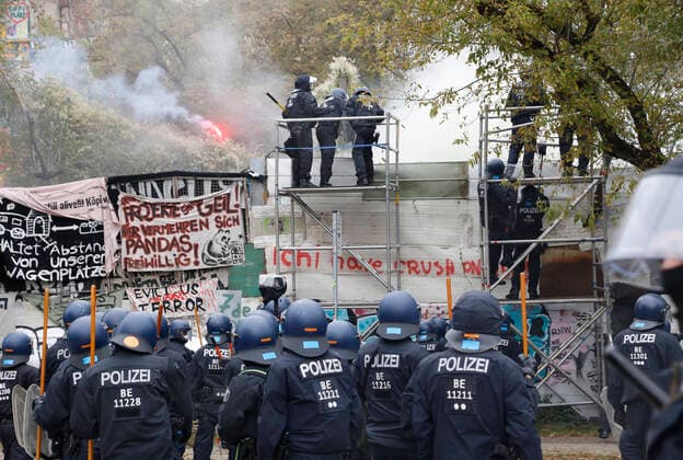 Berlin-Mitte - 15. Oktober 2021 Mit Hilfe von Räumpanzern und anderem schweren Gerät ist die Polizei in das linksautonome Köpi -Wagencamp in Berlin-Mitte eingedrungen. Knapp 40 Personen wurden abgeführt und 21 festgenommen. Der Platz an der Köpenicker Straße galt als eines der letzten Symbolprojekte der linksautonomen Szene in Berlin. Die Räumung hatte der Grundstückseigentümer vor Gericht erstritten. *** Berlin Mitte 15 October 2021 With the help of eviction tanks and other heavy equipment, the police entered the left-wing autonomous Köpi Wagencamp in Berlin Mitte Almost 40 people were taken away and 21 arrested The square on Köpenicker Straße was considered one of the last symbolic projects of the left-wing autonomous scene in Berlin Th