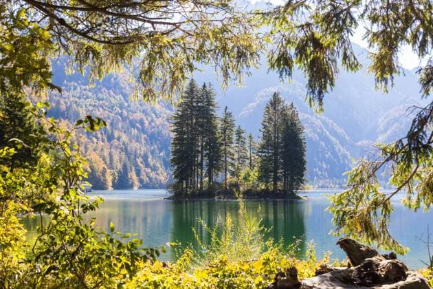 News Bilder des Tages Der Raibler See in den Alpen bei Tarvisio im Herbst, Italien. *** Lake Raibl in the Alps near Tarvisio in autumn, Italy