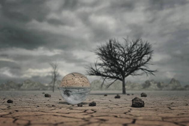IMAGO Nature: Unsere Erde, Klimawandel, Dürren 3D Rendering of Crystal Ball at Dry Soil Landscape with Trees and Clouds *** 3D Rendering of Crystal Ball at Dry Soil Landscape with Trees and Clouds 1103402240