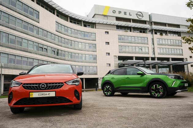 CORSA E UND MOKKA E VOR DEM OPEL WERK RUESSELSHEIM