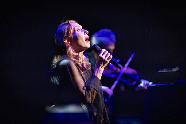 DEU, Deutschland, Nordrhein-Westfalen, Münster, 17.10.2021: Theater Münster - Ute Lemper, Konzertabend. Songs for Eternity - Lieder für die Ewigkeit