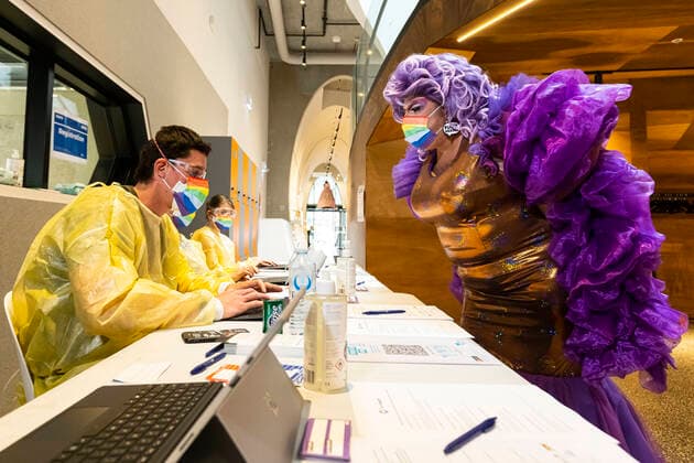 Bilder des Jahres 2021, News 10 Oktober Bilder des Jahres 2021, Entertainment 10 Oktober Entertainment Themen der Woche KW41 News Themen der Woche KW41 Entertainment Bilder des Tages VICTORIA COVID19 LGBTIQA VACCINATIONS, Frock Hudson Community Darling (right) checks in at the Victorian Pride Centre in Melbourne, Monday, October 18, 2021. Victoria has reported 1903 daily cases of COVID-19 and another seven deaths, taking the toll from the current outbreak to 152. ( NO ARCHIVING, EDITORIAL USE ONLY, NO USE IN BOOKS WITHOUT CONSENT MELBOURNE VICTORIA AUSTRALIA  Copyright: xDANIELxPOCKETTx 20211018001587063708