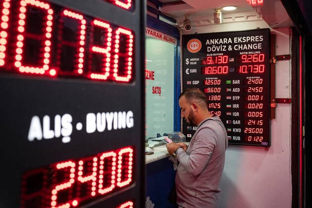 Bilder des Jahres 2021, News 10 Oktober News Themen der Woche KW41 Turkish Lira Slides After Central Bank Shake Up On Oct. 16, 2021, the Turkish lira traded at record low rates against the US dollar and Euro. Turkey s currency has been falling in value following high level replacements by presidential decree at the nation s Central Bank, further straining the economy amid high inflation. Above, exchange rates are displayed on LED signs outside currency exchange stores in the Fatih district of Istanbul, Turkey. Istanbul Turkey cupolo-notitle211017_npR1y  Copyright: xDiegoxCupolox
