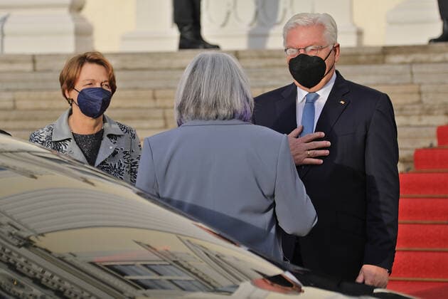 Bundespräsident begrüßt Generalgouverneurin Bundespräsident Steinmeier und Elke Büdenbender begrüßen Generalgouverneurin von Kanada, Mary May Simon, und Whit Fraser im Schloss Bellevue Berlin Schloss Bellevue Berlin GER