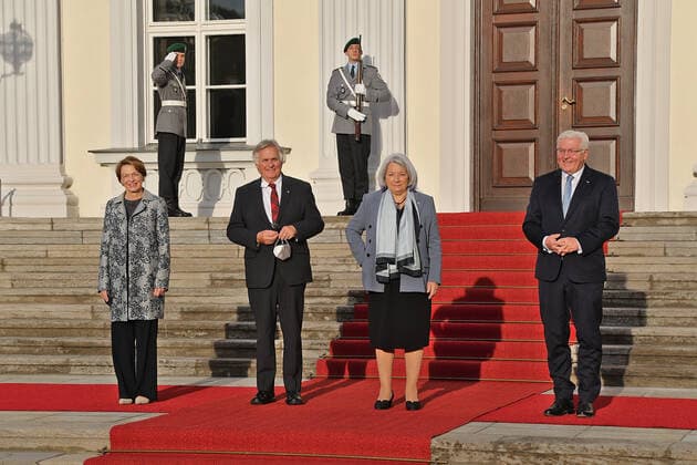 Bundespräsident begrüßt Kanadas Generalgouverneurin Mary May Simon und Whit Fraser Bundespräsident Steinmeier und Elke Büdenbender begrüßen Generalgouverneurin von Kanada, Mary May Simon, und Whit Fraser im Schloss Bellevue Berlin Schloss Bellevue Berlin GER