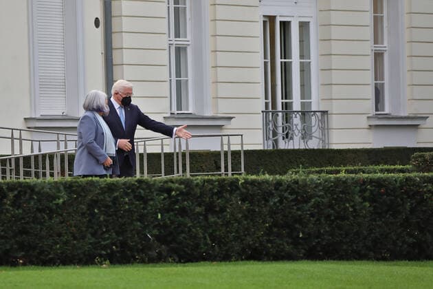 Bundespräsident Steinmeier begrüßt Mary May Simon, Generalgouverneurin von Kanada, mit militärischen Ehren Bundespräsident Steinmeier begrüßt Mary May Simon, Generalgouverneurin von Kanada, mit militärischen Ehren Berlin Schloss Bellevue Berlin GER