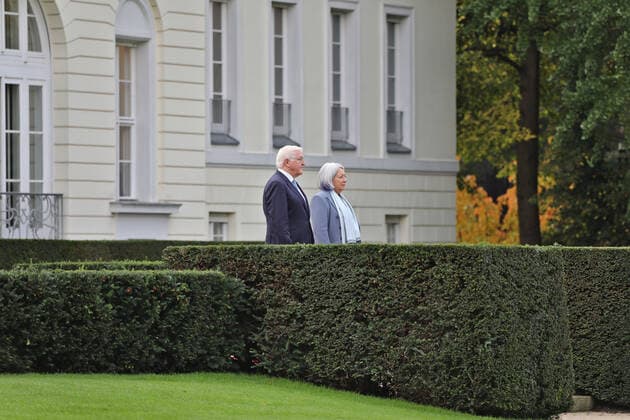 Bundespräsident Steinmeier begrüßt Mary May Simon, Generalgouverneurin von Kanada, mit militärischen Ehren Bundespräsident Steinmeier begrüßt Mary May Simon, Generalgouverneurin von Kanada, mit militärischen Ehren Berlin Schloss Bellevue Berlin GER