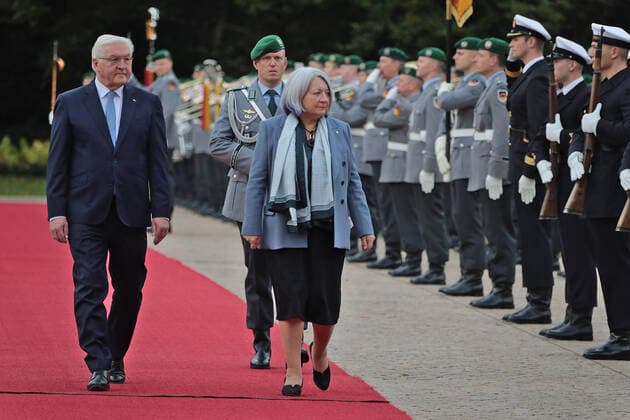 Bundespräsident Steinmeier begrüßt Mary May Simon, Generalgouverneurin von Kanada, mit militärischen Ehren Bundespräsident Steinmeier begrüßt Mary May Simon, Generalgouverneurin von Kanada, mit militärischen Ehren Berlin Schloss Bellevue Berlin GER