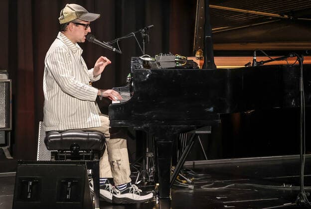 Alaxis Taylor Konzert @ ICC «The Sun Machine Is Coming Down» Alaxis Taylor, keyboardist guitarist of the band Hot Chip