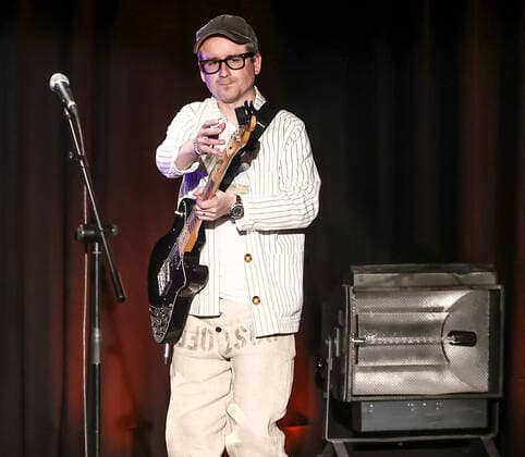 Alaxis Taylor Konzert @ ICC «The Sun Machine Is Coming Down» Alaxis Taylor, keyboardist guitarist of the band Hot Chip