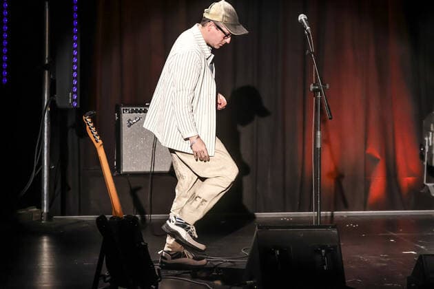 Alaxis Taylor Konzert @ ICC «The Sun Machine Is Coming Down» Alaxis Taylor, keyboardist guitarist of the band Hot Chip