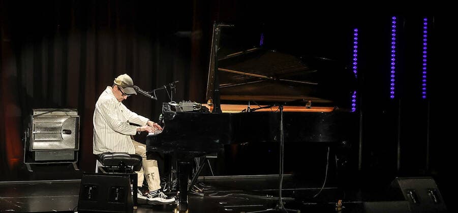 Alaxis Taylor Konzert @ ICC «The Sun Machine Is Coming Down» Alaxis Taylor, keyboardist guitarist of the band Hot Chip