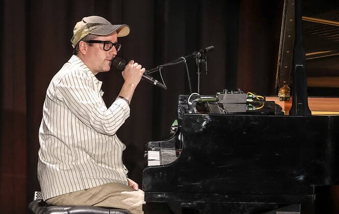 Alaxis Taylor Konzert @ ICC «The Sun Machine Is Coming Down» Alaxis Taylor, keyboardist guitarist of the band Hot Chip