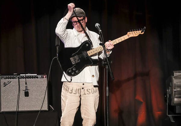 Alaxis Taylor Konzert @ ICC «The Sun Machine Is Coming Down» Alaxis Taylor, keyboardist guitarist of the band Hot Chip