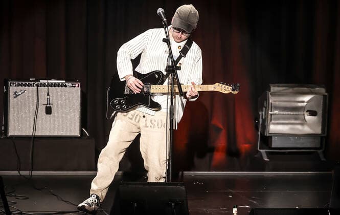 Alaxis Taylor Konzert @ ICC «The Sun Machine Is Coming Down» Alaxis Taylor, keyboardist guitarist of the band Hot Chip