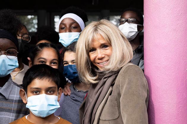 Bilder des Jahres 2021, Entertainment 10 Oktober Entertainment Themen der Woche KW42 Entertainment Bilder des Tages Boissy Saint Leger, France, October 18, 2021 - French President s wife Brigitte Macron poses with pupils after giving a dictation in support for the European Leukodystrophy Association (ELA) in a school of Boissy Saint Leger, near Paris.  Copyright: xAlexisxSciardx