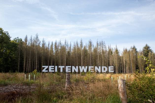 Bilder des Jahres 2021, News 10 Oktober News Themen der Woche KW42 News Bilder des Tages Bonn, Kunstprojekt wald.anders.denken im Kottenforst. 18.10.2021 Bonn, Kottenforst. Das Projekt wald.anders.denken soll den Besuchern neue Aspekte zum Wald, seiner nachhaltigen Bewirtschaftung und globalen Bedeutung für das Weltklima ermöglichen. Foto: Riesiger Schriftzug: Zeitenwende. In Hintergrund sind Tote Fichten zusehen. Bonn Bad Godesberg Nordrhein-Westfalen Deutschland *** Bonn, art project wald anders denken in Kottenforst 18 10 2021 Bonn, Kottenforst The project wald anders denken is intended to provide visitors with new aspects of the forest, its sustainable management and global significance for the world climate Photo Huge lettering Zeitenwende In the background dead spruces can be seen Bonn Bad Godesberg Nordrhein West