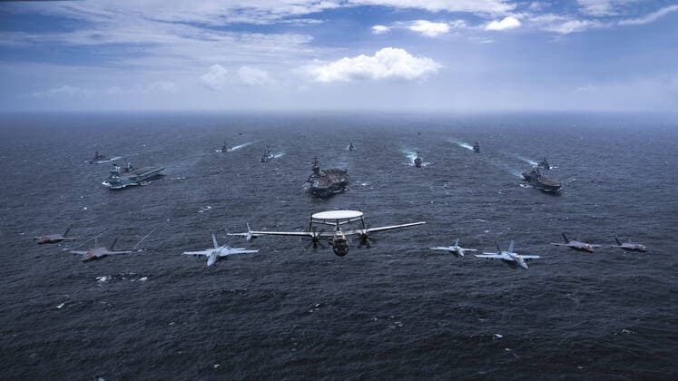 Bilder des Jahres 2021, News 10 Oktober News Themen der Woche KW41 Golf von Bengalen, Marine-Militärübung von USA, Großbritannien, Japan und Australien 211017-N-HS181-1312 BAY OF BENGAL (Oct. 17, 2021) Ships and aircraft from the U.S. Navy, Royal Australian Navy, Japan Maritime Self-Defense Force, and U.K. Royal Navy transit in formation as part of Maritime Partnership Exercise (MPX) 2021, Oct. 17, 2021. MPX 2021 is a multilateral maritime exercise between the Royal Australian Navy, Japan Maritime Self-Defense Force, U.K. Royal Navy, and U.S. maritime forces, focused on naval cooperation, interoperability and regional security and stability in the Indo-Pacific and is an example of the enduring partnership between Australian, Japanese, U.K. and U.S. maritime forces, who routinely operate together in the Indo-Pacific, fostering a cooperative approach toward regional security and stability. ( Copyright: xx 50782605 EDITORIAL USE ONLY. NOT FOR USE BY NEWSPAPERS BASED IN THE UK.