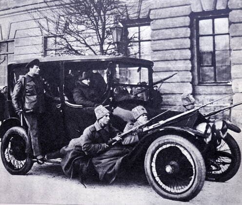 A patrol of the people s militia is carrying the arrested Tsarist minister. Petrograd, February 28, 1917. Photo by J. Steinberg. WorldxHistoryxArchive 917_05_wha_156_0136