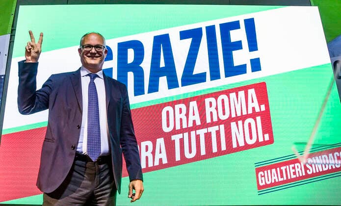 Bilder des Jahres 2021, News 10 Oktober News Themen der Woche KW42 News Bilder des Tages Bürgermeisterwahlen in Rom, Siegesfeier von Roberto Gualtieri October 18, 2021, Rome, Italia: Roberto Gualtieri, the center-left new Mayor of Rome, celebrates the victory at the end of the ballot municipal election in Rome inside his electoral committee in Rome, Italy, 18 October 2021. Center-left candidate Roberto Gualtieri thanked Romans for voting him in as their new mayor after projections showed him with an over 60%-40% lead over centre-right rival Enrico Michetti. Thank you Romans for this so significant result, by which I feel honoured. I ll put everything into it, he said. ANSA ANGELO CARCONI Rome Italia - ZUMAa110 20211018_zaf_a110_055 Copyright: xAngeloxCarconix