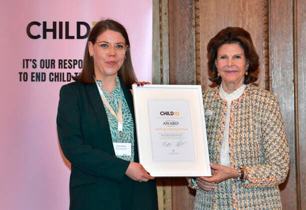 Carina Angelina, Founder and Project Manager Lightup Germany Norway receives a diploma from Queen Silvia at the Child10 Prize at the Royal Palace in Stockholm, Sweden 18 October 2021 Photo by Anders Wiklund TT kod 10040 STOCKHOLM Sweden x10040x,  Copyright: xAndersxWiklund TTx QUEEN SILVIA CHILD10